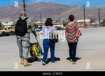 Mitglieder des 32. Armee-Luft- und Raketenabwehrkommandos gehen zum Hauptquartier Battery in Fort Bliss, Texas, wo sie sich auf die Bereitschaft konzentrieren, indem sie Familien innerhalb und außerhalb der Einheit helfen. Stockfoto