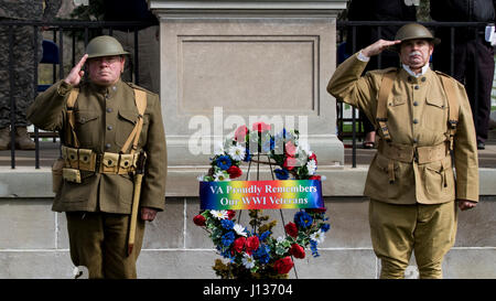 Zwei ersten Weltkrieg Reenactors mit den Illinois State Militärmuseum in Springfield, Illinois, Gruß während des Abspielens der Hähne während einer Zeremonie auf dem Camp Butler National Cemetery in Springfield, Illinois, April 6.  Die Zeremonie markiert den 100. Jahrestag der die Vereinigten Staaten in Krieg.  (Foto: US-Armee Sgt. 1. Klasse Patrick J. DeGeorge, Illinois National Guard Public Affairs) Stockfoto