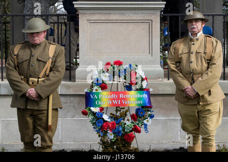 Zwei ersten Weltkrieg Reenactors aus Illinois State Military Museum stehen neben einer Festschrift Kranz während einer Zeremonie auf dem Camp Butler National Cemetery in Springfield, Illinois April 6.  Die Zeremonie markiert den 100. Jahrestag der die Vereinigten Staaten in Krieg.  (Foto: US-Armee Sgt. 1. Klasse Patrick J. DeGeorge, Illinois National Guard Public Affairs) Stockfoto