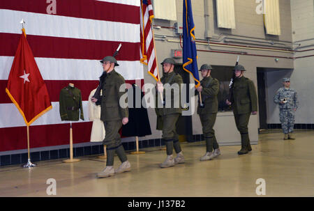 LATHAM, NY - Sgt. 1. Klasse Brian Swanhall steht, Hähne zu spielen, während des ersten Weltkrieges Doughboy Color Guard der 42. Infanterie-Division der New York National Guard marschieren in den ersten Weltkrieg centennial Zeremonie am New York State Division of Military und Naval Affairs Sitz hier am 6. April. Neben den 100. Jahrestag der US-Gesundheitsbehörde Einstieg in Weltkrieg hervorhebt, markierte die Zeremonie auch den Beginn des New York State Centennial Weltkrieg Gedenktage. Die Color Guard-Truppen sind (von links nach rechts): Kyle Williams Spc., Amsterdam, New York; Staff Sgt Garbar Stockfoto