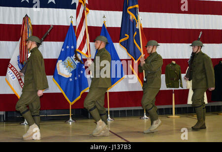 LATHAM, NY - The World War I Doughboy Color Guard der 42. Infanterie-Division der New York National Guard marschieren in den ersten Weltkrieg centennial Zeremonie am Sitz New York State Division of Military und Naval Affairs am 6. April. Neben den 100. Jahrestag der US-Gesundheitsbehörde Einstieg in Weltkrieg hervorhebt, markierte die Zeremonie auch den Beginn des New York State Centennial Weltkrieg Gedenktage. Die Color Guard-Truppen sind (von links nach rechts): Kyle Williams Spc., Amsterdam, New York; Staff Sgt Garbarini von Camphill, N.Y.; Sgt. Mike Clifton Park Crisalli, Stockfoto