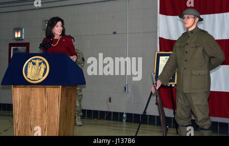 LATHAM, N.Y.--New York State Lt. Governor Kathy Hochul spricht während einer ersten Weltkrieg centennial Zeremonie am Sitz New York State Division of Military und Naval Affairs am 6. April. Neben den 100. Jahrestag der US-Gesundheitsbehörde Einstieg in Weltkrieg hervorhebt, die Zeremonie auch markierte den Beginn des New York State Centennial Weltkrieg Gedenktage und kennzeichnete den ersten Weltkrieg Doughboy Color Guard der 42. Infanterie-Division der New York National Guard.  (Foto: US Army National Guard Master Sgt. Raymond Drumsta, 42. Infanterie-Division) Stockfoto