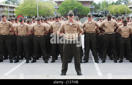 Space-Marines und Segler aus 2. Light Armored Reconnaissance Battalion, 2. Marine-Division stehen in einer Formation vor ihren Bataillon während einer Gedenkfeier in Camp Lejeune, North Carolina, 7. April 2017. Die Zeremonie geehrt gefallenen Marines sowie Familien und Freunde der 2. LAR Gemeinschaft. (Foto: U.S. Marine Corps Lance Cpl. Raul Torres) Stockfoto