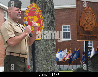 Oberstleutnant Mark Liston, der Bataillonskommandeur des 2. Light Armored Reconnaissance Battalion, 2. Marine-Division gibt eine Rede während einer Gedenkfeier in Camp Lejeune, North Carolina, 7. April 2017. Die Zeremonie geehrt gefallenen Marines sowie Familien und Freunde der 2. LAR Gemeinschaft. (Foto: U.S. Marine Corps Lance Cpl. Raul Torres) Stockfoto