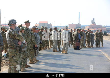 Soldaten von 331 Transportation Company (Damm), 11. Transport-Bataillon, 7. Transport-Brigade - Expeditionary Einheben der Trident-Pier am Dogu Strand in Pohang 7. April 2017. Der Pier ist ein Bestandteil der gemeinsamen Logistik kombiniert Over-the-Shore Aspekt der Übung Operation Pacific Reichweite 17 voraussichtlich April 10-21. Stockfoto