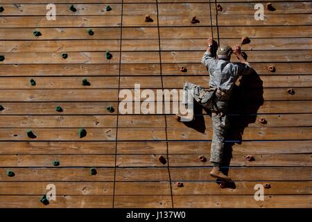 Ein US Army Ranger führt eine Wand klettern während der besten Ranger Wettbewerb 2017, Fort Benning, Georgia, 8. April 2017. Die besten Ranger-Wettbewerb ist eine dreitägige Veranstaltung bestehend aus Herausforderungen Mitbewerbers körperlichen, geistigen und technischen Fähigkeiten zu testen. Der Wettbewerb setzt das Militär besten Zweimann-Ranger Teams gegeneinander konkurrieren um den Titel des besten Ranger. (Foto: U.S. Army Spc. Darius Davis) Stockfoto