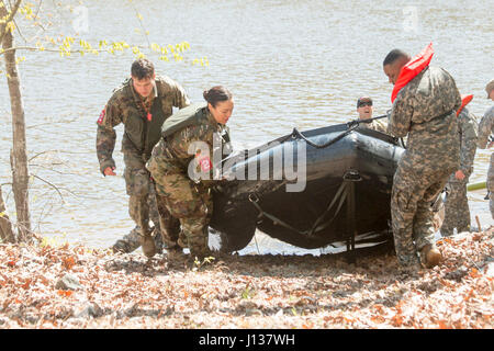 Mitglieder des HHC des 105. Ingenieure Bataillons, NC Nationalgarde, tragen ihre Floß zurück an Land als Teil der kleinen Boot Betrieb Veranstaltung während der 2017 Sapper Stakes Invitational im Camp Butner am 8. April 2017 statt. Die Veranstaltung bringt die Ingenieur-Gemeinschaft Führung und Kameradschaft aus über den Bundesstaat North Carolina Guard und Reserve-Komponente Ingenieur Einheiten zu bauen. Stockfoto