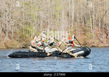 105. Engineer Battalion Sapper Stakes Wettbewerb statt am Camp Butner, North Carolina, Gruben neun Teams von Ingenieuren aus quer durch den Staat zu kämpfen in einem Test der Stärke und Fähigkeiten am 8. April 2017. Die Veranstaltung bringt die Ingenieur-Gemeinschaft, Führung und Kameradschaft aus über den Bundesstaat North Carolina Guard und Reserve-Komponente-Einheiten zu bauen. (Foto: NCNG von SGT Lauren Hawkins) Stockfoto