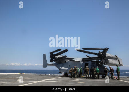 Pazifik, Kalifornien, Marines mit Marine Medium Tiltrotor Squadron 161 (Reinforced) beginnen Routine-Inspektionen und Reinigung nach ein MV-22 Osprey auf dem Deck der USS San Diego (LPD-22) PHIBRON-MEU Integrationsphase, 8. April 2017 landete. PMINT ist der erste Ausbildungszeit, die die 15. MEU und Amerika amphibische bereit Gruppe zusammen, um für den bevorstehenden Einsatz noch in diesem Jahr zu trainieren. Die amphibische Kraft enthält einen umfassenden Satz von Ship-to-Shore-Anschlüsse, auf dem Luftweg oder durch Meer, wodurch die 15. MEU, Personen oder Geräte in jede Ecke der Welt, wenn dazu aufgerufen zu bewegen. (US Marine Corps Stockfoto