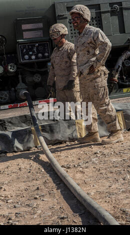 Marines von MWSS-271 tanken eine AH-1Z Viper am 8. April 2017 in Landing Zone Bull, Chocolate Mountain Aerial Gunnery Range, Kalifornien, während des siebenwöchigen Instruktor-Kurses für Waffen und Taktik mit Schwerpunkt auf der Integration der Marine Corps Luftfahrt und taktischem Training. Stockfoto