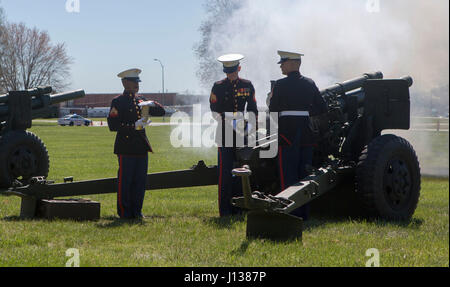 U. S. Marines mit Marine Corps Base Quantico Feuer während der Trauerfeier der pensionierte US Marine Corps Generalleutnant Lawrence F. Snowden an der US-Marine Gedächtniskapelle, Quantico, VA., 8. April 2017 einen Batterie-Gruß von 155mm Haubitze. Snowden zog 1979 nach fast 40 Dienstjahren, kämpfte in Engagements während Zweiter Weltkrieg, Koreanischer Krieg und Vietnam. Er starb 18. Februar 2017. Er war nach der Pensionierung für die Organisation von gemeinsamen "Reunion of Honor" Missionen prominent bekannt, die eine für Japaner und US-Veteranen und ihre Familien, Würdenträger, Führer und Service Gelegenheit Stockfoto