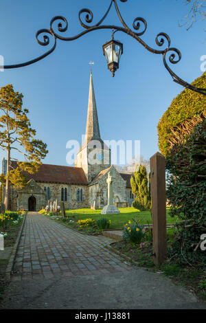 Anfang Frühling Nachmittag in der Kirche St. Giles in Horsted Keynes, West Sussex, England. Stockfoto