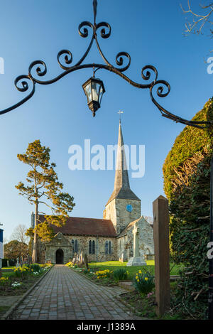 Anfang Frühling Nachmittag in der Kirche St. Giles in Horsted Keynes, West Sussex, England. Stockfoto