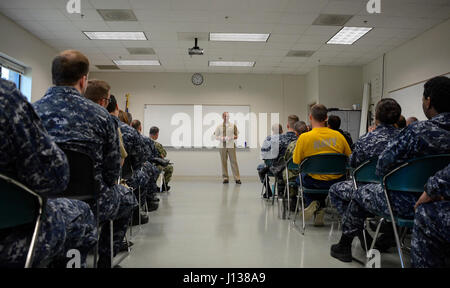 170408-N-LM739-043 DOBBINS AIR RESERVE BASE, Georgia (8. April 2017) Rear Admiral Shawn E. Duane spricht mit Mitgliedern der Abteilung 802 von US Kräfte Europa-Afrika/US Sechsten Flotte in Navy Operational Support Center Atlanta über aktuelle Vorgänge. Duane ist der Direktor des maritimen Partnerprogramme für US Naval Forces Europe-Africa und stellvertretender Kommandeur der 6. US-Flotte. Stockfoto