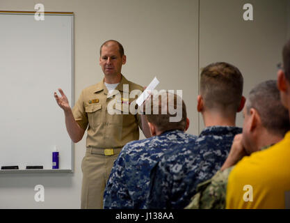 170408-N-LM739-049 DOBBINS AIR RESERVE BASE, Georgia (8. April 2017) Rear Admiral Shawn E. Duane spricht mit Mitgliedern der Abteilung 802 von US Kräfte Europa-Afrika/US Sechsten Flotte in Navy Operational Support Center Atlanta über aktuelle Vorgänge. Duane ist der Direktor des maritimen Partnerprogramme für US Naval Forces Europe-Africa und stellvertretender Kommandeur der 6. US-Flotte. Stockfoto