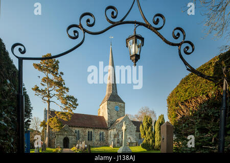 Anfang Frühling Nachmittag in der Kirche St. Giles in Horsted Keynes, West Sussex, England. Stockfoto