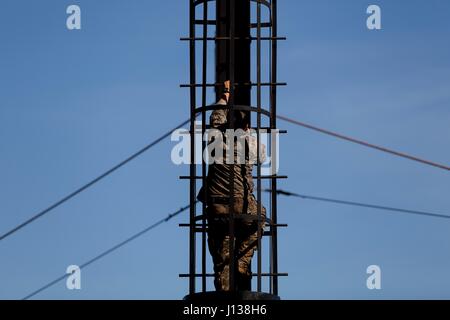 Ein US-Army Ranger klettert eine Leiter während der besten Ranger Wettbewerb 2017, Fort Benning, Georgia, 9. April 2017.  Der beste Ranger-Wettbewerb ist eine dreitägige Veranstaltung bestehend aus Herausforderungen testen Mitbewerbers körperlichen, geistigen und technischen Fähigkeiten und stellen das Militär am besten zwei-Mann-Ranger gegeneinander konkurrieren um den Titel des besten Ranger-teams. (Foto: U.S. Army Spc. Darius Davis) Stockfoto