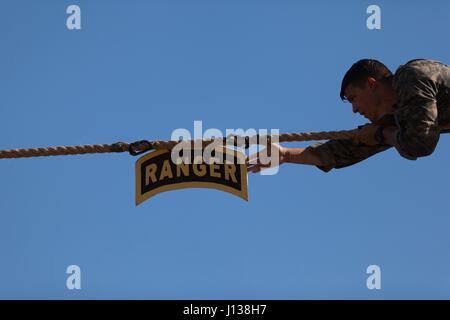 Ein US-Army Ranger berührt die Registerkarte "Ranger" während die besten Ranger Wettbewerb 2017, Fort Benning, Georgia, 9. April 2017.  Der beste Ranger-Wettbewerb ist eine dreitägige Veranstaltung bestehend aus Herausforderungen testen Mitbewerbers körperlichen, geistigen und technischen Fähigkeiten und stellen das Militär am besten zwei-Mann-Ranger gegeneinander konkurrieren um den Titel des besten Ranger-teams. (Foto: U.S. Army Spc. Darius Davis) Stockfoto