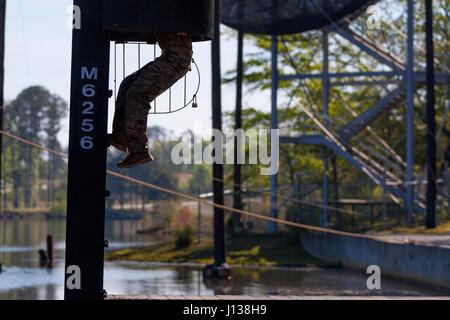 Ein US-Army Ranger klettert eine Leiter während der besten Ranger Wettbewerb 2017, Fort Benning, Georgia, 9. April 2017. Der beste Ranger-Wettbewerb ist eine dreitägige Veranstaltung bestehend aus Herausforderungen testen Mitbewerbers körperlichen, geistigen und technischen Fähigkeiten und stellen das Militär am besten zwei-Mann-Ranger gegeneinander konkurrieren um den Titel des besten Ranger-teams. (Foto: U.S. Army Spc. Darius Davis) Stockfoto