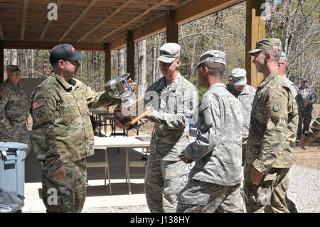 NC Army National Guard Captain Thomas Grabos, 105. Engineer Battalion Verwaltungsangestellte, präsentiert die Gewinner-Trophäe 171th Sapper Unternehmen während der 105. Engineer Battalion 2017 Sapper Stakes Invitational am Camp Butner, NC 9. April 2017. Sapper Invitational Stakes Gruben neun Teams von Ingenieuren aus quer durch den Staat zu kämpfen in einem Test der Stärke und Fähigkeiten, die Zusammenführung der Ingenieur-Gemeinschaft NC Guard und Reserve-Komponente Einheiten Stockfoto