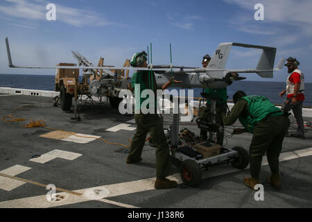 Pazifik, Kalifornien, Marines mit Marine Medium Tiltrotor Squadron 161 (Reinforced) befestigt, die 15. Marine Expeditionary Unit laden eine RQ-21A Blackjack Intelligenz Überwachung Aufklärung Drohne auf den Launcher in Vorbereitung auf seinen ersten Flug bei PHIBRON MEU Integration, 9. April 2017. Die RQ-21A Blackjack hat die Fähigkeit, wichtigen Informationen zu sammeln, der wiederum besser die Marines und Segler für jede Mission, die auftreten können bereitet, während bereitgestellt. Die 15. MEU ist Bestandteil der Nation Krise Reaktionskräfte Wahl. Mit der neuesten Technologie und Ausrüstung, die MEU Stockfoto