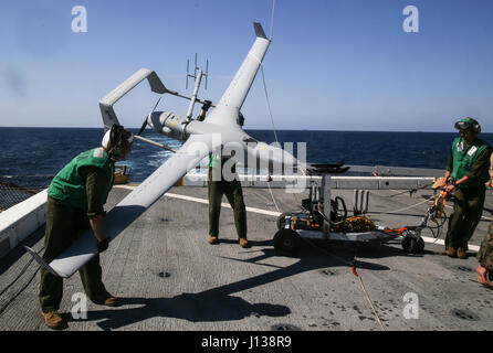 Pazifik, Kalifornien, Marines mit Marine Medium Tiltrotor Squadron 161 (Reinforced) befestigt, die 15. Marine Expeditionary Unit senken die RQ-21A Blackjack Intelligenz Überwachungsfahrzeugs Aufklärung wieder auf seine Dolly nach der Durchführung einer erfolgreichen Mission während der PHIBRON-MEU Integration, 9. April 2017. Die RQ-21A hat die Fähigkeit, wichtigen Informationen zu sammeln, der wiederum besser die Marines und Segler für jede Mission, die auftreten können bereitet, während bereitgestellt. Die 15. MEU ist Bestandteil der Nation Krise Reaktionskräfte Wahl. Mit der neuesten Technologie und Ausrüstung ist die MEU Stockfoto