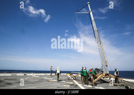 Pazifik, Kalifornien, Marines mit Marine Medium Tiltrotor Squadron 161 (Reinforced) befestigt, die 15. Marine Expeditionary Unit konstruieren die RQ-21A Blackjack Intelligenz Aufklärung Handwerk Erholung Überwachungssystem zur Vorbereitung seiner Rückkehr von einer erfolgreichen Mission während der PHIBRON-MEU Integration, 9. April 2017. Die RQ-21A hat die Fähigkeit, wichtigen Informationen zu sammeln, der wiederum besser die Marines und Segler für jede Mission, die auftreten können bereitet, während bereitgestellt. Die 15. MEU ist Bestandteil der Nation Krise Reaktionskräfte Wahl. Mit der neuesten Technologie und equi Stockfoto