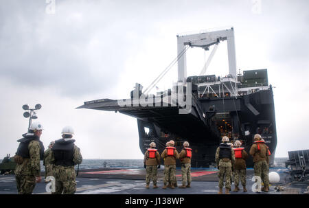 Die Seeleute der Amphibienbaubataillone 1 und 2 verbinden eine verbesserte Roll-on/Roll-off-Entladungsanlage der Navy mit der USNS Pililaau während der Operation Pacific REACH 2017 in Pohang, Südkorea. Stockfoto
