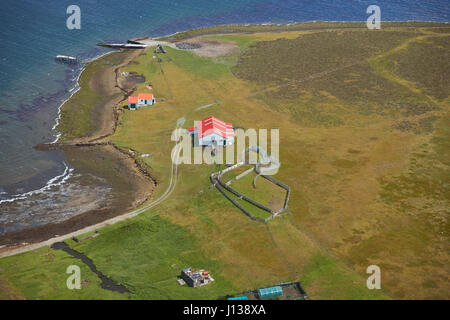 Luftaufnahme von Bauernhäusern in der Siedlung auf Bleaker Island in den Falkland-Inseln. Stockfoto
