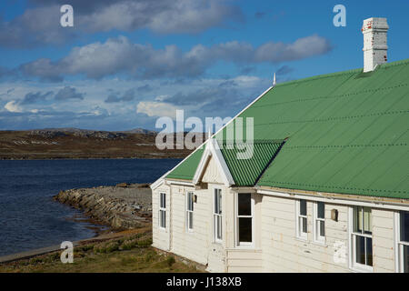 Gilbert House; Zuhause, das Büro der gesetzgebenden Versammlung der Falkland-Inseln. Weißes Gebäude, Dachbegrünung in Stanley, Hauptstadt der Falkland-Inseln: Stockfoto