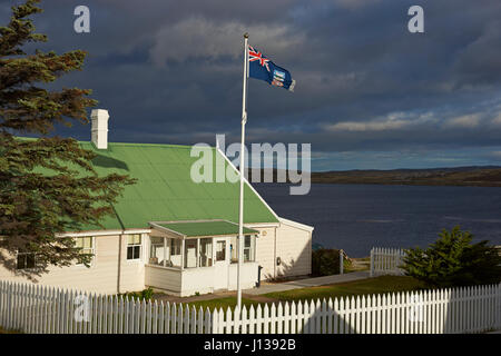 Gilbert House; Zuhause, das Büro der gesetzgebenden Versammlung der Falkland-Inseln. Weißes Gebäude, Dachbegrünung in Stanley, Hauptstadt von den Falkland-Inseln. Stockfoto