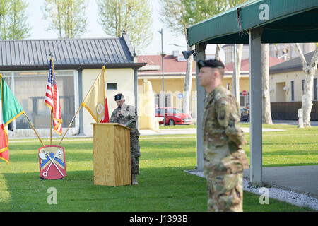 Scheidenden Kommandeur Captain Timothy Johnson, Charlie Ablösung Flecken 106. Financial Management Support Unit Commander beim Wechsel der Befehl Zeremonie am Caserma Ederle, Vicenza, Italien 10. April 2017. (US-Armee Foto von visuellen Informationen Spezialist Davide Dalla Massara/freigegeben) Stockfoto