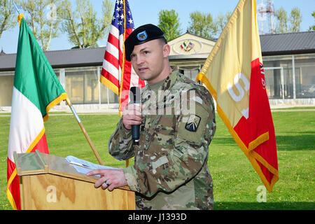 Eingehenden Kommandant Captain Wesley Tudor, Charlie Ablösung 106. Financial Management Support Unit Commander Flecken beim Wechsel der Befehl Zeremonie am Caserma Ederle, Vicenza, Italien 10. April 2017. (US-Armee Foto von visuellen Informationen Spezialist Davide Dalla Massara/freigegeben) Stockfoto