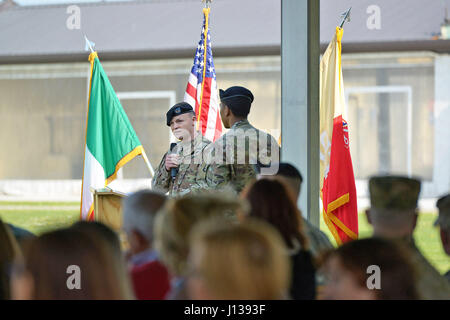 Eingehenden Kommandant Captain Wesley Tudor, Charlie Ablösung 106. Financial Management Support Unit Commander Flecken beim Wechsel der Befehl Zeremonie am Caserma Ederle, Vicenza, Italien 10. April 2017. (US-Armee Foto von visuellen Informationen Spezialist Davide Dalla Massara/freigegeben) Stockfoto