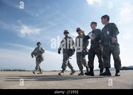 US Air Force Piloten, die der 621st zugewiesen Kontingenz Antwort Wing stationiert am Joint Base McGuire-Dix-Lakehurst, New Jersey, und Republik der Korea Luftwaffe Flieger kommen zusammen, um den Flugplatz zu bestimmen, einen Parkplatz zu inspizieren planen für ankommende Flugzeuge während des Trainings Turbo Verteilung 17-3, auf der Air Base Pohang, Südkorea, 10. April 2017. (US Air Force Foto von techn. Sgt. Gustavo Gonzalez/freigegeben) Stockfoto