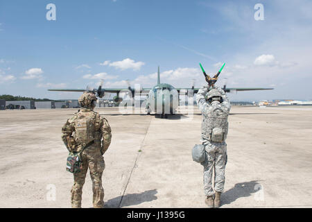 US Air Force Staff Sgt Courtney Hill, ein Flugzeug-Betreuer zugewiesen zum 621st Kontingenz Antwort Flügel stationiert am Joint Base McGuire-Dix-Lakehurst, New Jersey, und ein Republic of Korea Air Force Airman Marschall ein ROKAF C - 130H während des Trainings Turbo Verteilung 17-3, bei Pohang Air Base, Republik Korea, 10. April 2017. (US Air Force Foto von techn. Sgt. Gustavo Gonzalez/freigegeben) Stockfoto