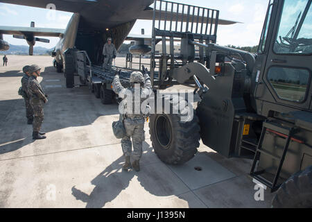 US Air Force Piloten zugewiesen, um die 621st Kontingenz Antwort Flügel am Joint Base McGuire-Dix-Lakehurst, New Jersey, und Republik der Korea Luftwaffe Flieger Download Fracht von einem ROKAF C - 130H während einer gemeinsamen und kombinierte Übung namens Turbo Verteilung 17-3, bei Pohang Air Base, Republik Korea, 10. April 2017 stationiert. TD ist Teil der Operation Pazifik erreichen Übung, die entworfen ist, um gemeinsame Multi-Domain, Multi-Knotenpunkte Fähigkeiten zu erweitern, indem ein Bereich Verteilzentrum, ein Air-Terminal-Versorgungsstelle und die Nutzung der Schiene, Binnengewässer und Küsten Liftbetrieb an die Oper zu validieren Stockfoto