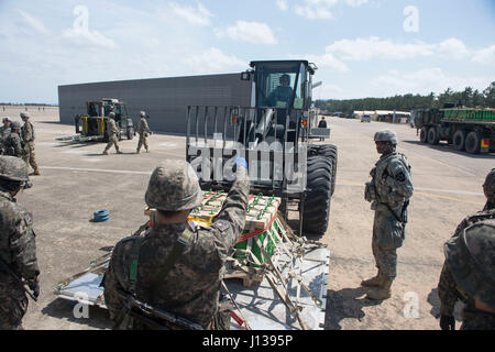 US Air Force Staff Sgt Matthew Blair (innen Gabelstapler), einen aerial Träger zugewiesen, die 621st Kontingenz Antwort Wing stationiert am Joint Base McGuire-Dix-Lakehurst, New Jersey, erhält einen Daumen nach oben durch ein Republic of Korea Air Force Flieger nach erfolgreich Regie Blair Ort Fracht auf dem Boden während des Trainings Turbo Verteilung 17-3, bei Pohang Air Base, Republik Korea, April 10 , 2017. (US Air Force Foto von techn. Sgt. Gustavo Gonzalez/freigegeben) Stockfoto