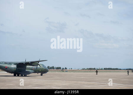 US Air Force Piloten zugewiesen, die 621st Kontingenz Antwort Wing stationiert am Joint Base McGuire-Dix-Lakehurst, New Jersey, und Republik der Korea Luftwaffe Flieger Zug zusammen als sie ein ROKAF C - 130 H Flugzeug während Marschall ausüben Turbo Verteilung 17-3, bei Pohang Air Base, Südkorea, April 10, 2017.The bereitgestellten CRW die Kern-Kader expeditionary Befehl und Steuerung, Luftbrücke und Luft tanken Operationen , Antenne Port und Wartungspersonal Flugzeuge für den weltweiten Einsatz als Mobilität Kontrollteams und Flugplatz-Assessment-Teams. Diese Teams schnell überblicken, zu bewerten und c zu etablieren Stockfoto