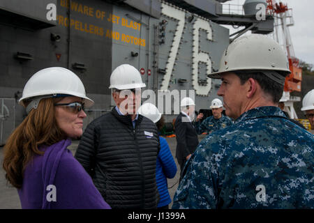 170410-N-AF125-269 YOKOSUKA, Japan (10. April 2017) Capt Buzz Donnelly, Kommandierender Offizier der Navy nur vorwärts bereitgestellt Flugzeugträger USS Ronald Reagan (CVN-76), spricht Senator Kathleen Rice, New York, und Senator Mike Thompson, Kalifornien, bei einem Rundgang durch das Schiff. Ronald Reagan, das Flaggschiff der Carrier Strike Group 5 bietet eine kampfbereit Kraft, die schützt und verteidigt die kollektive maritime Interessen seiner Verbündeten und Partner in der Indo-Asien-Pazifik-Region. (Foto: U.S. Navy Masse Kommunikation Spezialist Seemann Frank Joseph Speciale/freigegeben) Stockfoto