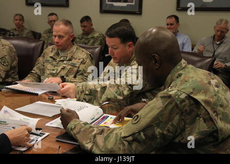 Von links nach rechts diskutieren Oberst Sean J. Cannon, Support Operations Officer, 451st Sustainment Command (Expeditionary), Oberst Andrew Sampson, strategische Operationen und Pläne (SOaP) Team Offizier in kostenlos, 1. Sustainment Command (Theater) und Master Sgt. Willie Hayes, Seife Team Unteroffizier verantwortlich, Herausforderungen und Erfahrungen mit Vertretern aus der kollektiven Training Direktion und Lehre am 11. April um Combined Arms Support Command , Fort Lee, VA. Stockfoto