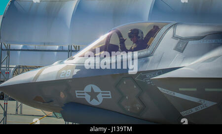 Ein F-35B Lightning II-Flugzeug fährt an der Marine Corps Air Station Beaufort, während die Ausbilder im Rahmen der Pilotenausbildung Schulungen mit Joint Direct Attack Munition durchführen. Stockfoto