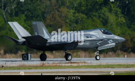 Eine F-35B Lightning II startet von der Marine Corps Air Station Beaufort, während Pilotenlehrer eine Joint Direct Attack Munition (JDAM)-Schulung durchführen. Das Flugzeug ist der Marine Fighter Attack Training Squadron 501, Marine Aircraft Group 31 zugeordnet und bereitet sich darauf vor, JDAM in den F-35B Trainingsplan für die Einsatzbereitschaft zu integrieren. Stockfoto