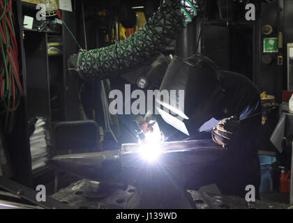 170411-N-DW433-037 YOKOSUKA, Japan (11. April 2017) - Rumpf Maintenance Technician 3. Klasse Thomas Dwyer, von Florham Park, New Jersey, verbunden in die US 7. Flotte Flaggschiff USS Blue Ridge (LCC-19), schweißt einen Amboss. Blue Ridge ist in einer umfangreichen Wartungsperiode um das Schiff zu dienen als robust Kommunikations-Plattform in den USA weiterhin modernisieren 7. Flotte Einsatzgebiet. (Foto: U.S. Navy Masse Kommunikation Spezialist Seemann Lehrling Angeles A. Miron / veröffentlicht) Stockfoto