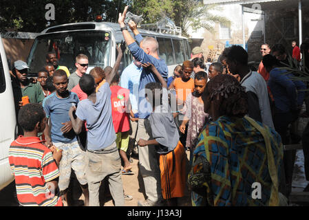 Soldaten, 1. Bataillon, 153. Infanterie-Regiment zugewiesen ohnmächtig 39. Infantry Brigade Combat Team Snacks an einem Flüchtling zusammengesetzte für Kinder in Dschibuti, Afrika, 11. April 2017. Die Verbindung ermöglicht, dass Kinder im Alter von 1 bis 18, Essen und sammeln Vorräte täglich vier Stunden gespendet. (US Army National Guard Foto von Spc. Victoria Eckert) Stockfoto