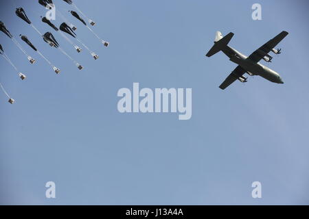 Low-cost aerial Delivery-Systeme, jeweils beladen mit vier, 55-Gallone Trommeln des Wassers, sind von einer Republik der Korea Luftwaffe c-130, 12. April 2017, auf eine Drop-Zone zwischen Daegu und Busan, Südkorea abgelegt. ExOPR17 konzentriert sich auf die Integration der Republik Korea und USA Allianz Logistik-Funktionen in Luft, Land, See-, Raum und Informationen Umgebungen. Stockfoto