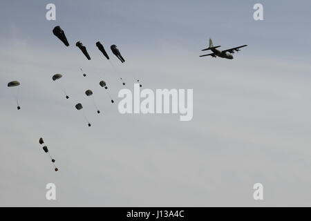 Low-cost aerial Delivery-Systeme, jeweils beladen mit vier, 55-Gallone Trommeln des Wassers, sind von einer Republik der Korea Luftwaffe c-130, 12. April 2017, auf eine Drop-Zone zwischen Daegu und Busan, Südkorea abgelegt. ExOPR17 konzentriert sich auf die Integration der Republik Korea und USA Allianz Logistik-Funktionen in Luft, Land, See-, Raum und Informationen Umgebungen. Stockfoto