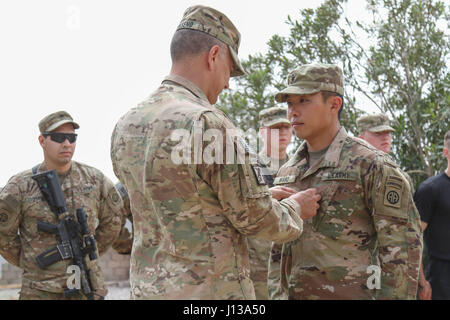 US Armee Generalleutnant Stephen Townsend, Kommandierender general der kombiniert Joint Task Force-Betrieb innewohnende lösen und XVIII Airborne Corps, fördert 1st Lt. Adam Ward, Infanterie-Offizier zugewiesen das 2nd Brigade Combat Team, 82nd Airborne Division, in den Rang eines Hauptmanns, in der Nähe von Bakhira, Irak, 12. April 2017. Die 2. BCT, 82. Abn. Div. ermöglicht ihre irakische Sicherheitskräfte Partner durch die Beratung und Unterstützung Mission beitragen, Intelligenzansammlung und Planung Analyse, Kraft Schutz und Präzision feuert, um die militärische Niederlage der ISIS zu erreichen. CJTF-OIR ist der globalen Koalition zur defea Stockfoto