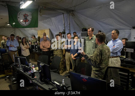 Die Honorable Elise Stefanik, ein New Yorker Kongressabgeordnete und Vorsitzende des entstehenden Bedrohungen und Fähigkeiten Unterausschuss, Vertreter Tom Souzzi von New York, Vertreter Anthony Brown von Maryland, alle auf dem House Armed Services Committee und Vertreter Keith Rothfus von Pennsylvania im Ausschuss für Finanzdienstleistungen, besucht spezielle Operationen Joint Task Force - Betrieb innewohnende zu lösen, während einer Kongreßdelegation an die zentrale in Südwest-Asien , 13. April 2017. SOJTF-OIR ist eine Unterkomponente der kombiniert gemeinsame Task Force – Betrieb innewohnende zu beheben. CJTF-ist OIR t Stockfoto