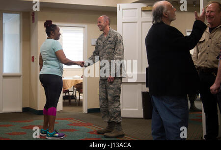 Kol. E. John Teichert, 11. Flügel und gemeinsame Basis Andrews Commander, schüttelt Hände mit einer lokalen Community-Mitglied während einer Bürgerversammlung in der Kolonie South Hotel in Clinton, MD., 12. April 2017. Gemeinsame Basis Andrews Führung nahmen an der Sitzung zu lokalen Community-Mitglieder informieren und beantworten Fragen über den letzten F - 16C Fighting Falcon-Crash. (Foto: Senior Airman Mariah Haddenham US Air Force) Stockfoto